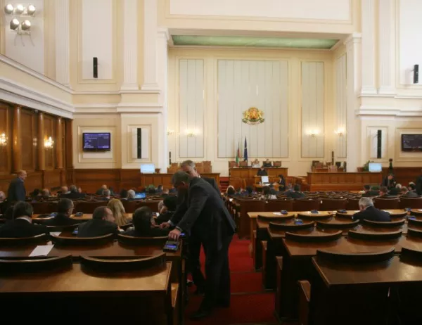 Нено Димов, Кирил Ананиев и Валентин Радев на контрол пред парламента