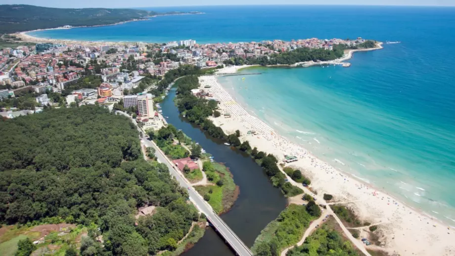 Директор в туризма: Водата в Черно море е топла, затова изглежда като замърсена