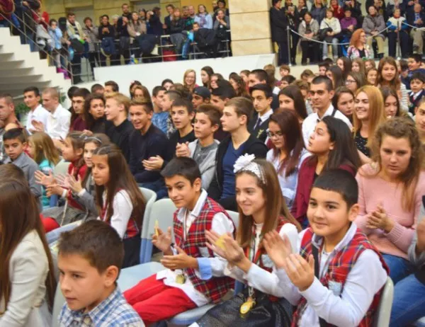 300 български ученици ще завършат в Украйна тази година