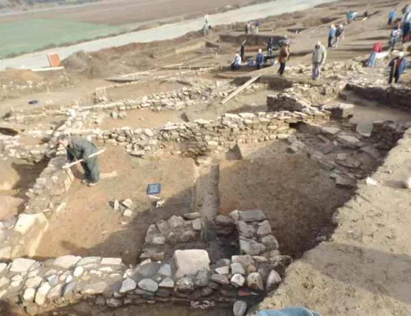 Откриха древен некропол по трасето на лот 3 на магистрала "Струма"
