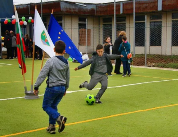 Деца извоюваха ремонт на спортна площадка след среща при кмета на Перник