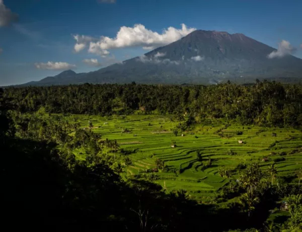 Българче се роди на Бали, докато вулканът Агунг изригваше