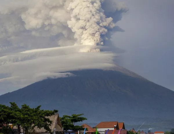 Десетки се отровиха с вулканичен газ в Индонезия