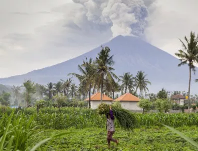 Вулканът на Бали изригна отново