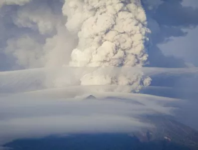 Вулкан изригна в Япония (СНИМКИ)