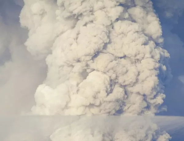 Вулканът Попокатепел в Мексико изхвърли стълб от пепел на 3,5 километра 