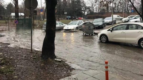 Безхаберието заради опити да се строи небостъргач образува езеро в "Стрелбище"*