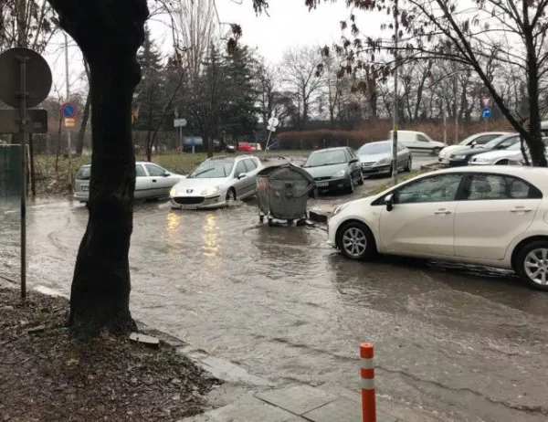 Проливен дъжд и градушка в София 