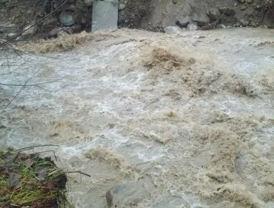 Пороен дъжд и придошла река подкопаха пътя Велинград-Якоруда