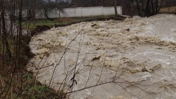 Придошлата река Глазне скъса дига, заля ниви и пътя за село Баня   