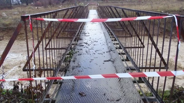 В Дупница евакуираха семейство, река Джерман отнесе подпорната стена на дома им