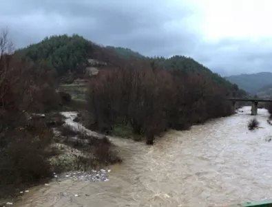 Бурята удари Франция, Испания се бори с наводненията (ВИДЕО)