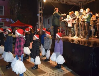 Коледен базар и концерти дадоха начало на празниците в Елин Пелин