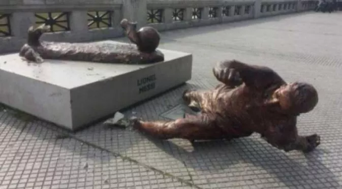 Разбиха статуята на Меси в Буенос Айрес за втори път тази година