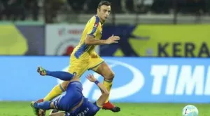 Бербатов бил с нова роля на терена в мача с Мумбай