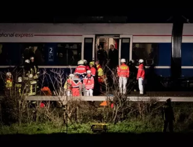 Тежка влакова катастрофа до Солсбъри (СНИМКИ) 