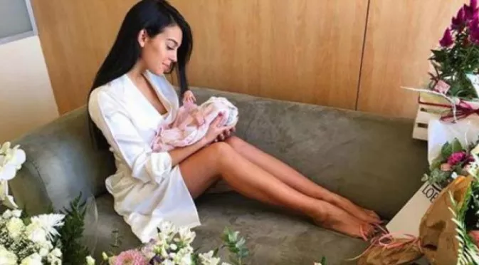 Новородената дъщеря на Роналдо изгря на корица с мама (СНИМКА)