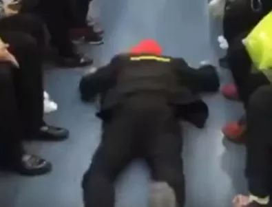 Мъж се прави на припаднал, за да му отстъпят място в метрото (ВИДЕО)
