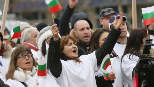 Служители на "Булгартабак" протестират "спонтанно" пред централата на "Да, България"