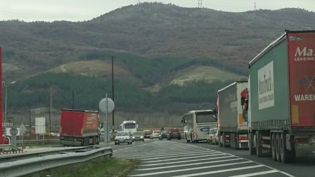 Двама арестувани при протестната блокада на път Е-79