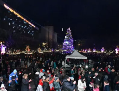 Кметът и децата на Благоевград  заедно запалиха хилядите светлини на коледната елха