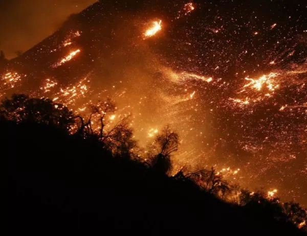 Огнената стихия в Калифорния завзема нови територии