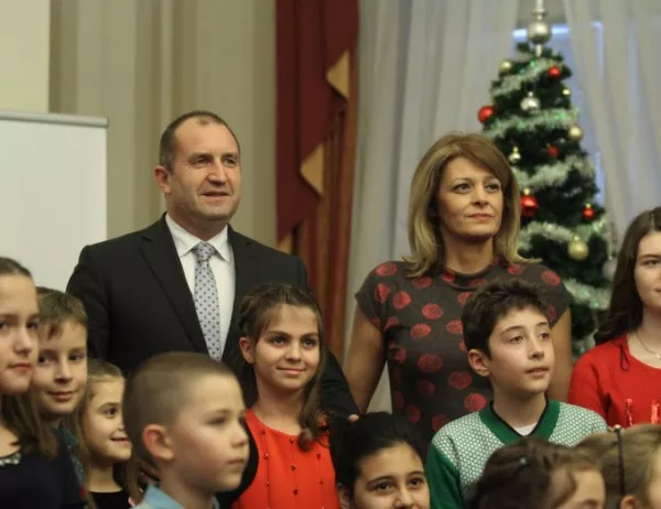 Радеви украсиха коледна елха с деца, подпомогнати от "Българската Коледа"