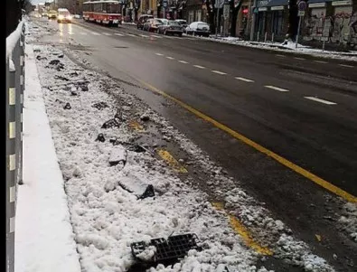 Снегорин унищожи ограничителите за велоалеята на новия бул. 