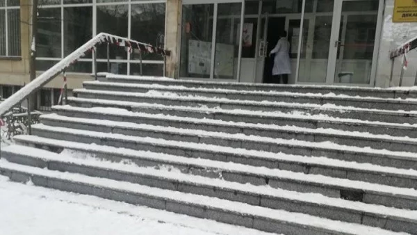 Ледена пързалка и непочистен сняг на входа на "Майчин дом"