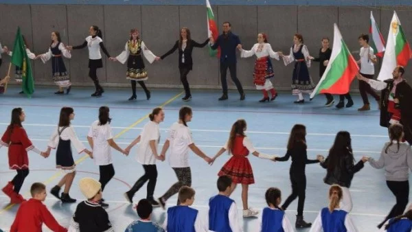 Всеучилищно хоро "Всички на мегдана" в Елин Пелин