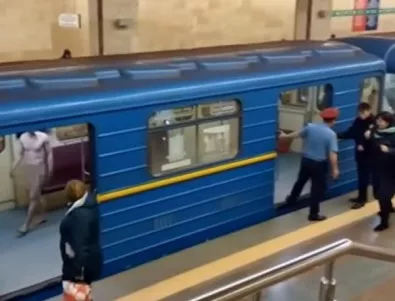 Гол мъж нахлу в метрото, опита да открадне влака (ВИДЕО)