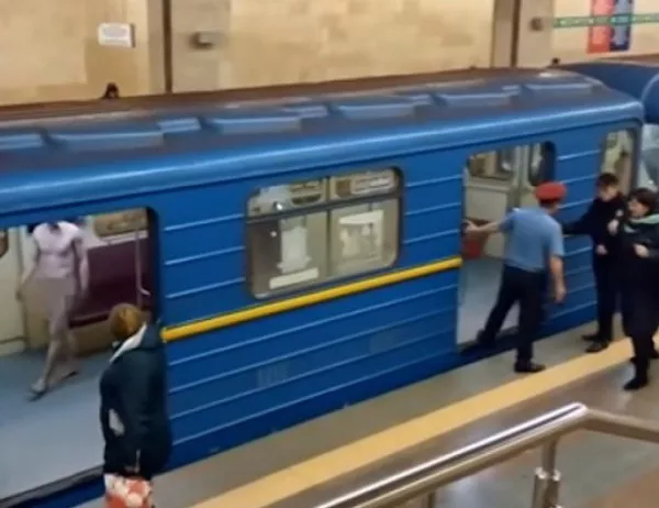 Гол мъж нахлу в метрото, опита да открадне влака (ВИДЕО)