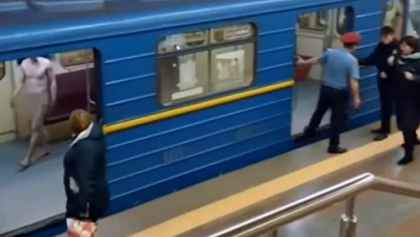 Гол мъж нахлу в метрото, опита да открадне влака (ВИДЕО)