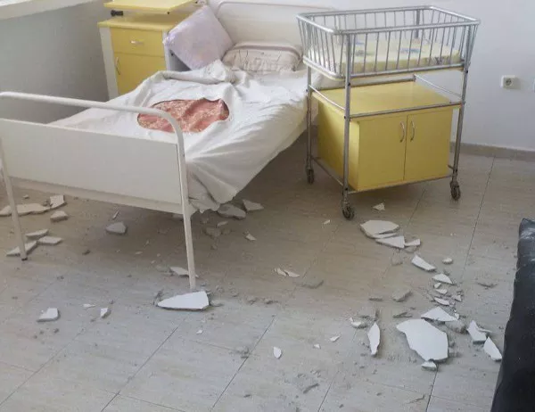Мазилка падна в болнична стая с бебе в Смолян