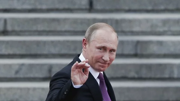 Путин се потопи в ледени води, за да спази народен обичай (ВИДЕО+СНИМКИ)
