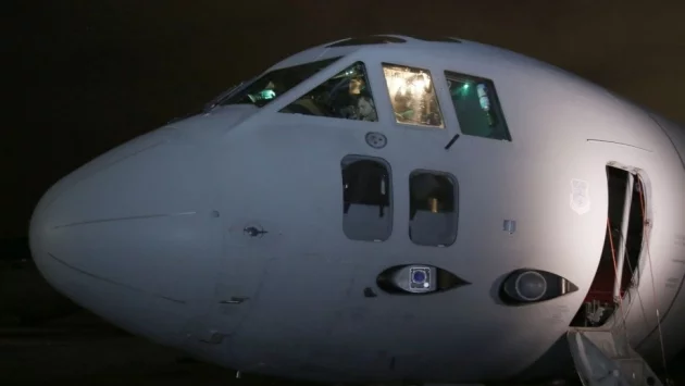 Транспортираха спешно седемгодишно дете с военен самолет "Спартан"