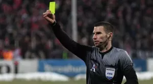 След като раздаде картоните в дербито, Кабаков ще свири мач в Европа