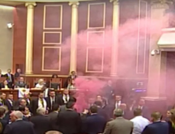 Албански депутати хвърлиха димки в парламента (Видео)