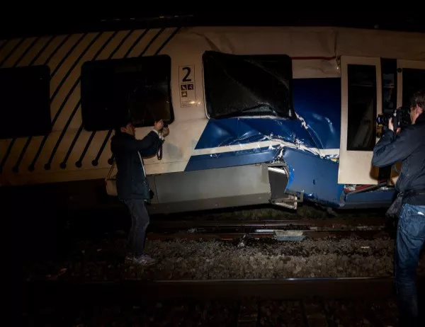 Свлачище обърна три вагона от пътнически влак във Франция