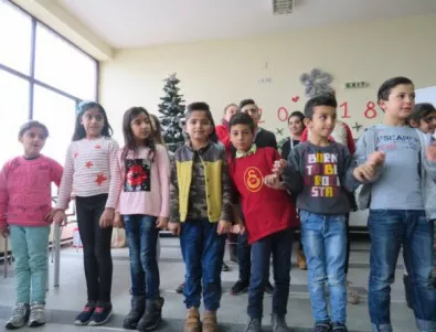 Дядо Коледа зарадва децата в бежанския лагер във Враждебна