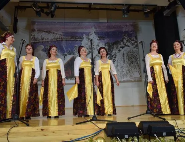 Самодейци от Приморско подариха концерт за Рождество Христово