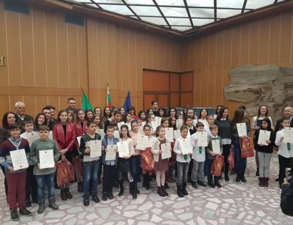 Десетки талантливи деца получиха подарък от община Разград