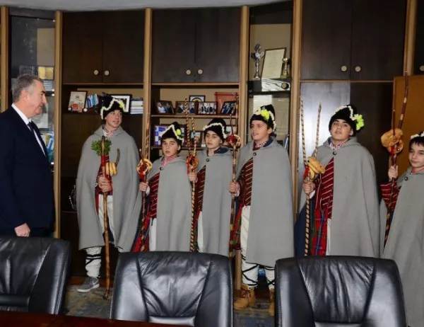 Коледари гостуваха на кмета на община Видин