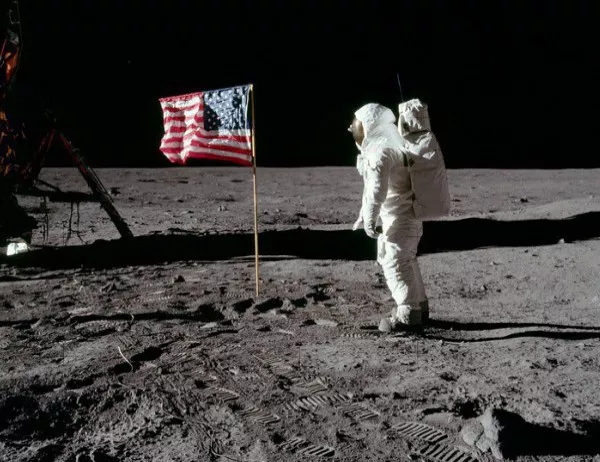 Ето какво се случва с флаговете забити на Луната (ВИДЕО)
