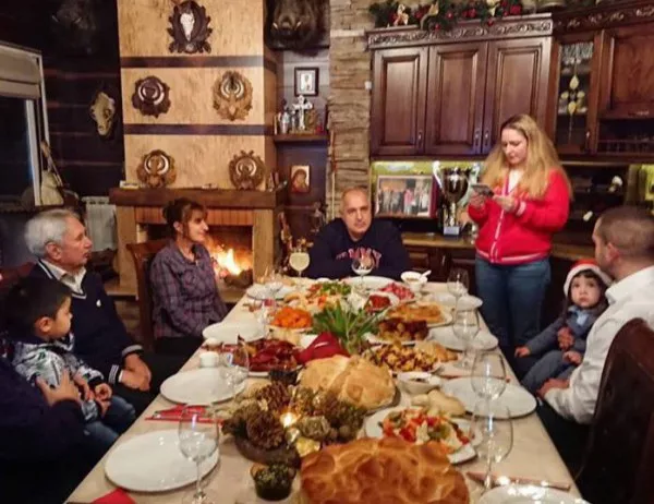 Бойко Борисов пусна снимки от семейната Бъдни вечер