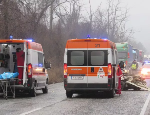 Един загинал и двама ранени при тежката катастрофа край Сливен