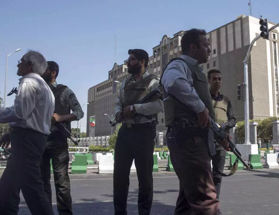 Трима от службите за сигурност убити край Техеран 