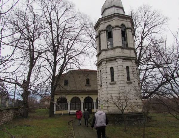 160-годишна църква в русенско село се руши