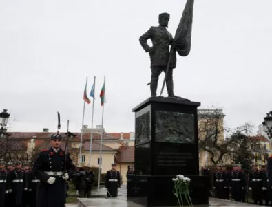 Венци пред паметника на българския опълченец за Освобождението на София