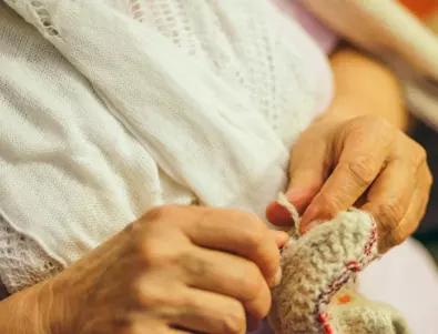 „Докато умра“: 93-годишна жена плете за нуждаещи се (ВИДЕО)